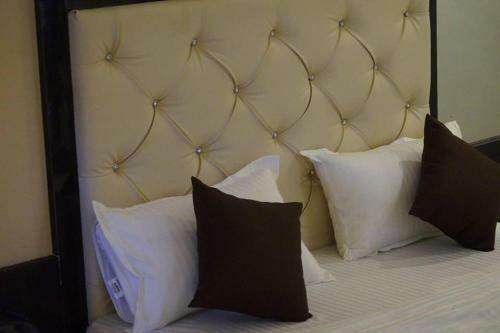 Hotel Khalsa -lake View