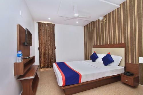 Oyo 12153 Hotel B S International