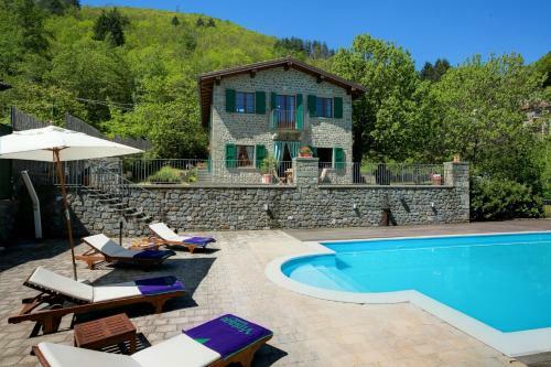 Casatico Villa Sleeps 8 Pool Wifi