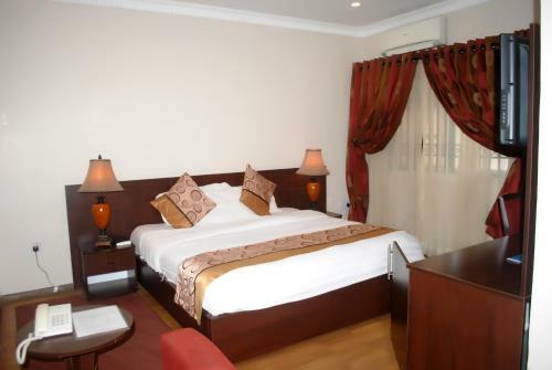 Hotel Grand Inn & Suites