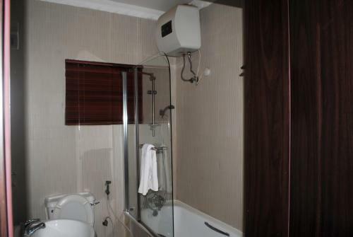 Hotel Grand Inn & Suites