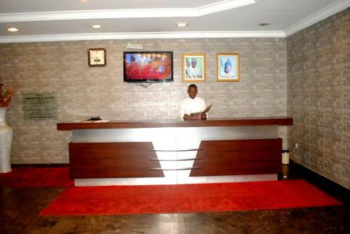 Hotel Grand Inn & Suites
