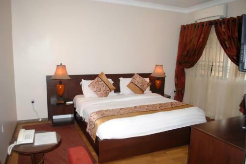 Hotel Grand Inn & Suites