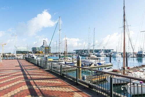 Premium 1br Apartment At Princes Wharf