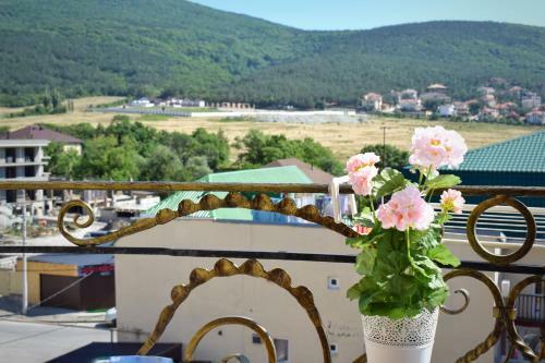 Hostal Avghust Guest House