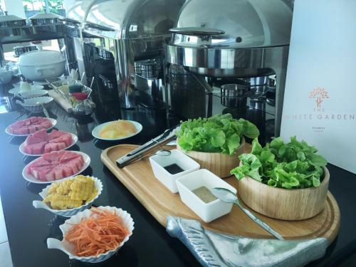 Hotel The White Garden Premier Saraburi