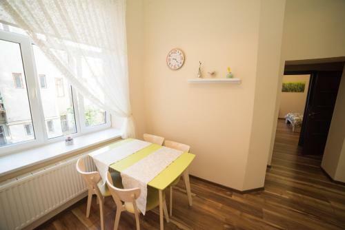 Honey Apartment With Balcony