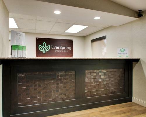 Hotel Everspring Inn & Suites