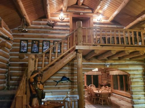 Lodge Waterfront Hidden Pines Log Cabin