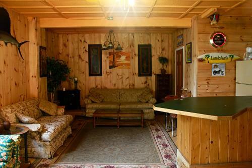 Lodge Waterfront Hidden Pines Log Cabin
