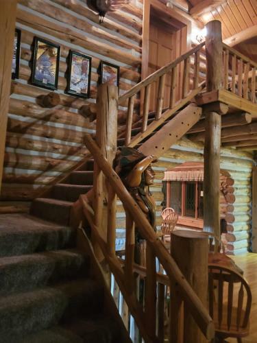 Lodge Waterfront Hidden Pines Log Cabin