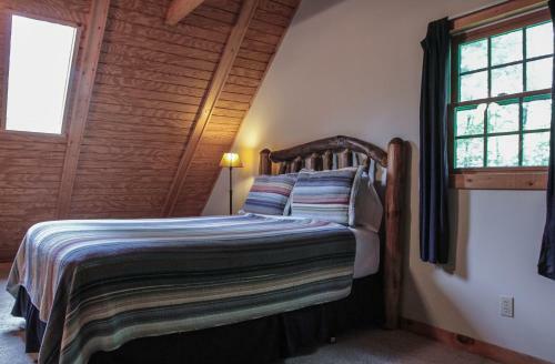 Pine Creek - Hocking Hills Cabin