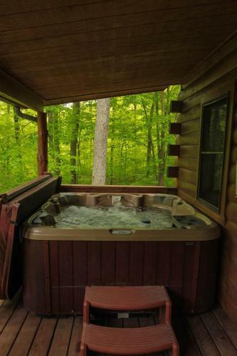 Pine Creek - Hocking Hills Cabin
