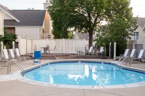 Hotel Cloverleaf Suites Overland Park
