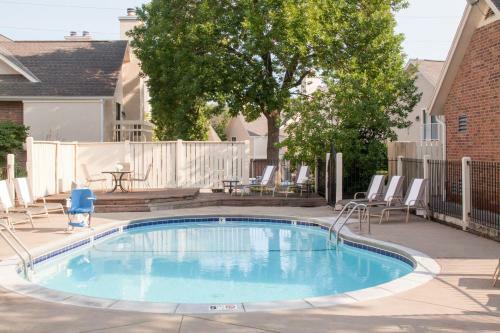 Hotel Cloverleaf Suites Overland Park