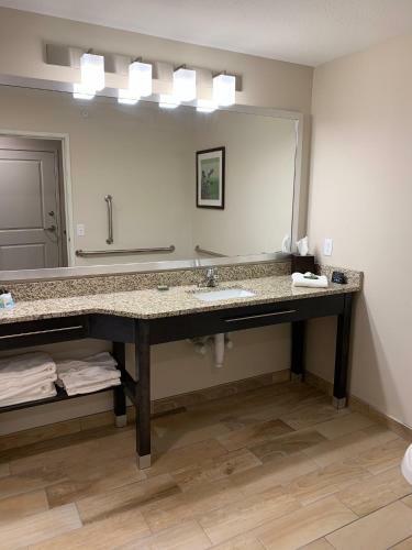 Grandstay Hotel & Suites