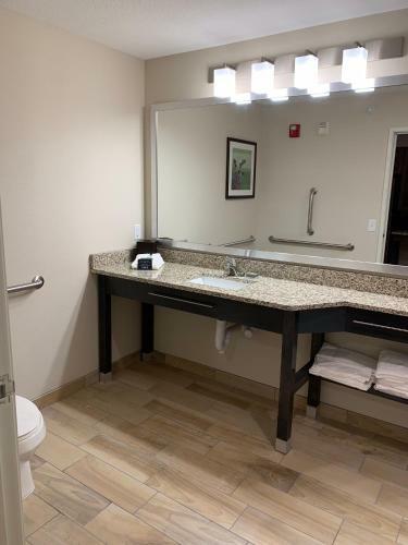 Grandstay Hotel & Suites