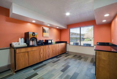 Hotel Motel 6 West Columbia Airport