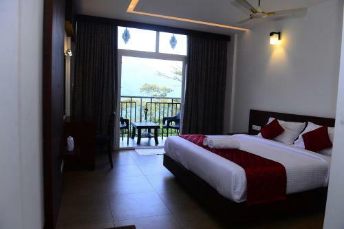 Hotel Palm Tree Leaf Munnar