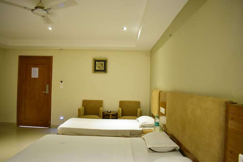Hotel Pams Residency