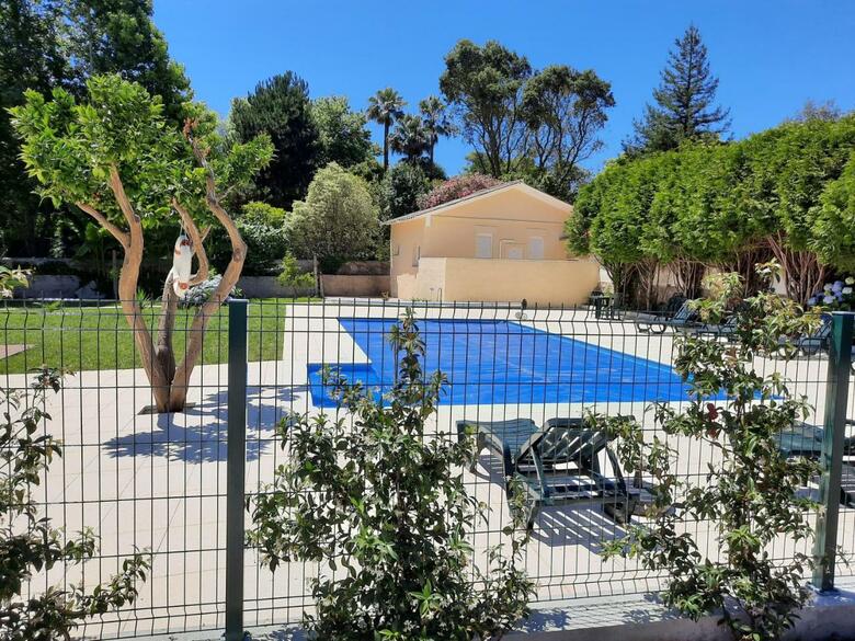 Hostal Metro Vilar Suites & Villas