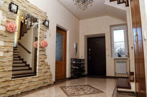 Lyuis Apartment