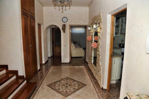 Lyuis Apartment