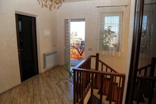 Lyuis Apartment
