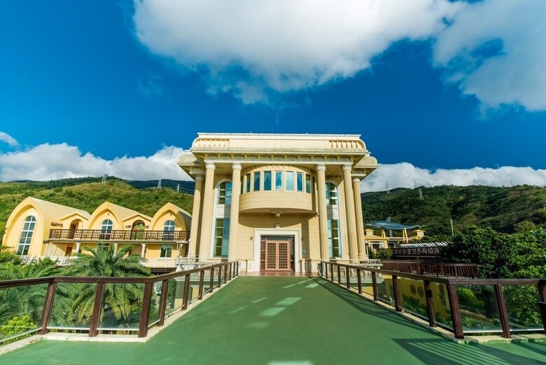 Whales Mountain & Seaview Resort