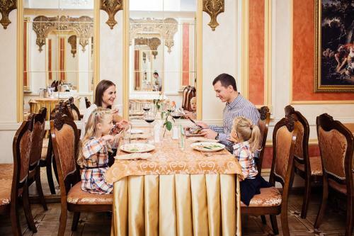 Hotel Versailles