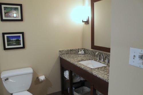 Hotel Heartland Inn And Suites