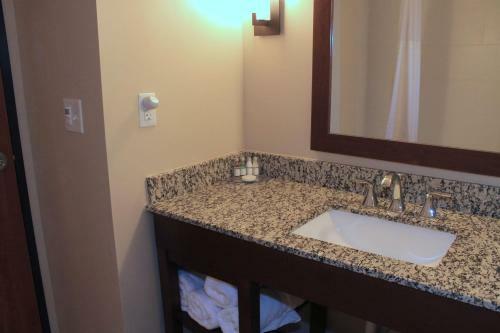 Hotel Heartland Inn And Suites