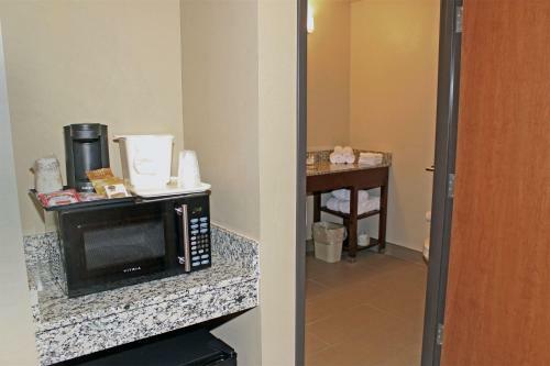 Hotel Heartland Inn And Suites