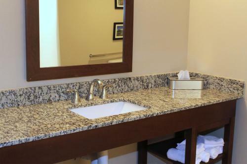 Hotel Heartland Inn And Suites