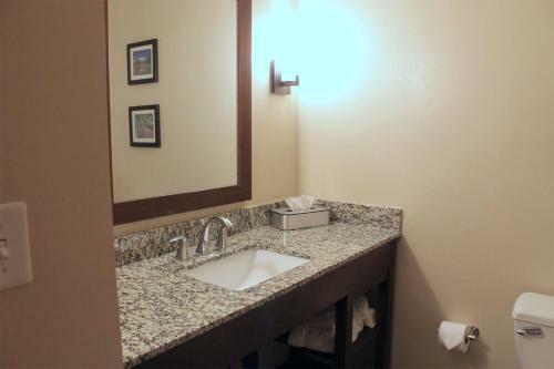 Hotel Heartland Inn And Suites