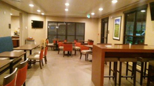 Hotel Heartland Inn And Suites