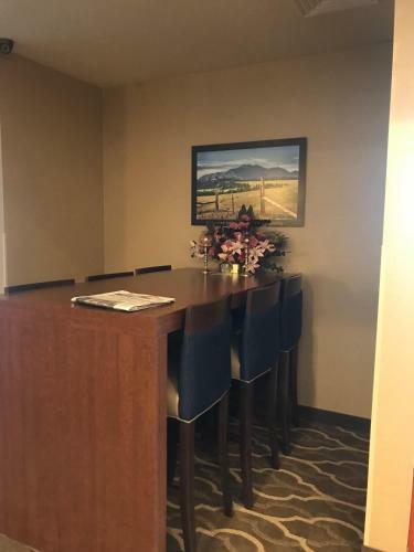 Hotel Heartland Inn And Suites