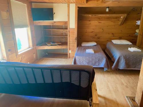 Pine Crest Motel & Cabins