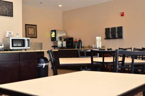 Hotel Cobblestone Inn & Suites - Clarion