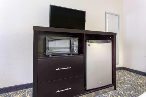 Hotel Americinn By Wyndham Delafield