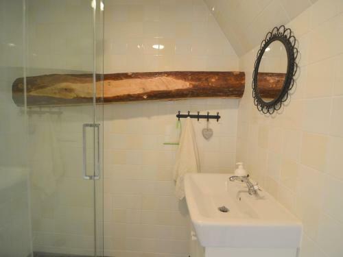 Cozy Holiday Home In Drimmelen With Lake View