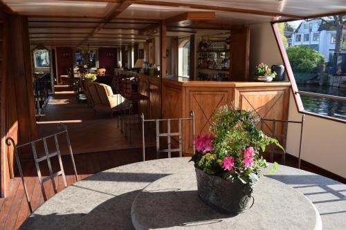Bed & Breakfast Cruise Ship Aurora