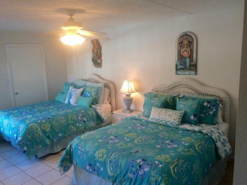 Beachside Condo 2 Bedroom Sleeps 9