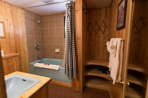 Hotel Silver Fork Lodge & Restaurant