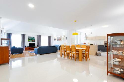 Zupa Villa Sleeps 6 Pool Air Con Wifi