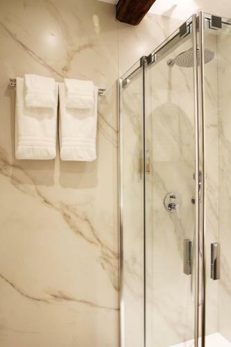Hostal Azur Palace Luxury Rooms