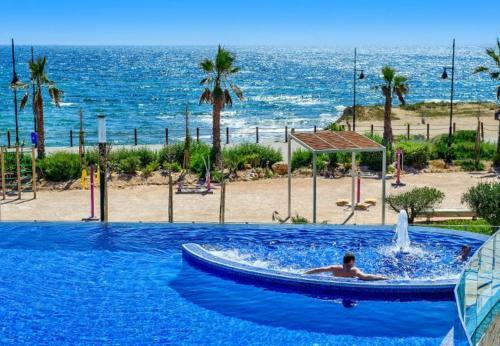 Punta Prima Apartment Sleeps 6 Pool Wifi