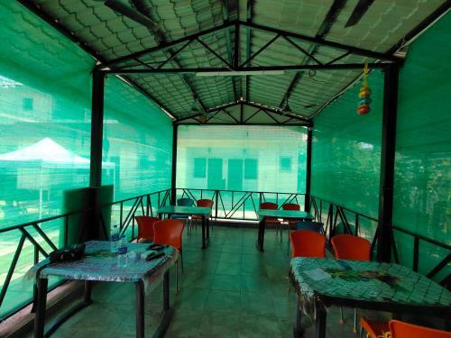 Hotel Whistling Waves Beach Resort