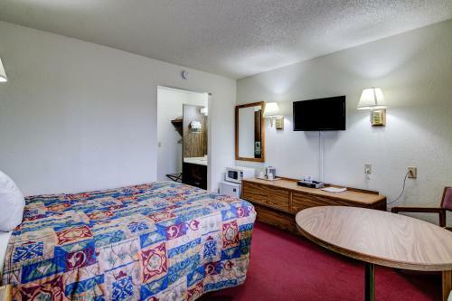Motel Bloomer Inn & Suites