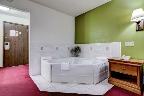 Motel Bloomer Inn & Suites